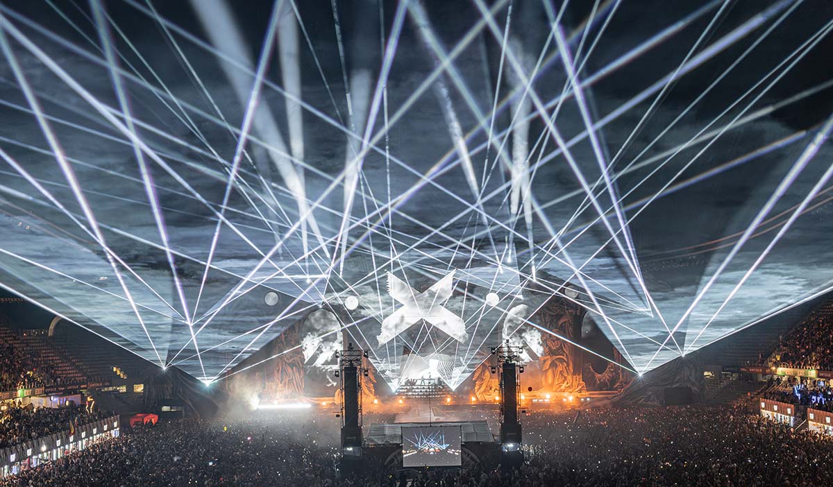 Laser show with colored laser beams
