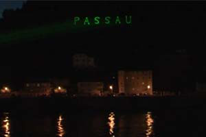 Promenadenfest 2011 in Passau / Germany - Laserprojektion von Text an einen Berg