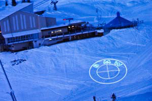 Laserinstallation auf Skipiste in Arosa, Schweiz