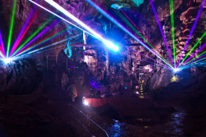 Instalación multimedia en la cueva Flowstone, Ledenika, Bulgaria